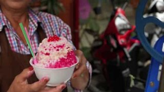 Venditrice ambulante crea gelati dall'aspetto delizioso