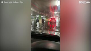 Enorme inundação cria o caos num estacionamento subterrâneo