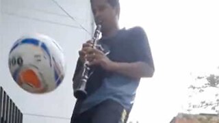 Homem joga futebol e toca clarinete ao mesmo tempo