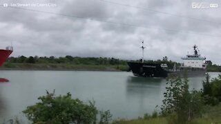 Navios colidem em canal no Canadá