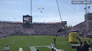 Paraquedista pousa de forma desastrosa em estádio de futebol
