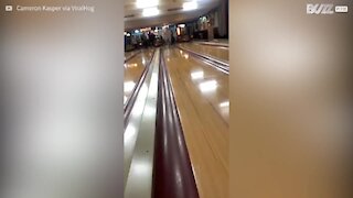 Au bowling, il se jette sur les quilles !