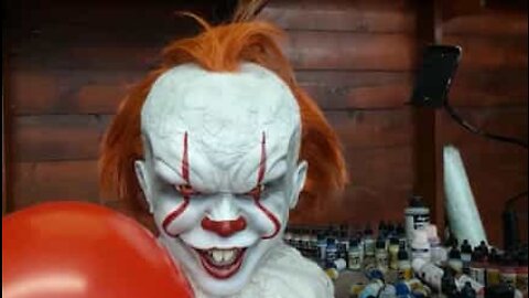 Artista crea una scultura terribilmente reale di IT il pagliaccio!