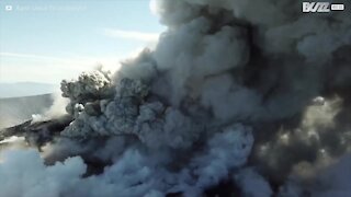 Vulcano di 'James Bond' libera una densa coltre di fumo
