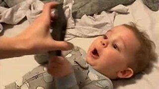 Bebê fica muito empolgada com a sua primeira chamada!
