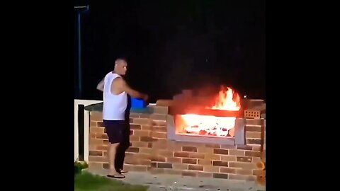 TIOZINHO DO CHURRASCO ENSINANDO ACENDER A CHURRASQUEIRA 🔥🔥🔥 #shorts