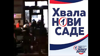 Huligani iz sedista SNS u Novom Sadu tuku ljude na ulici