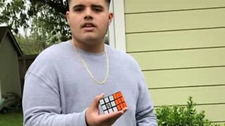 Jovem resolve cubo de Rubik instantaneamente