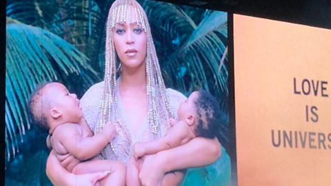 Beyonce FOOLS Concert Goers With Fake Photo Of Twins!