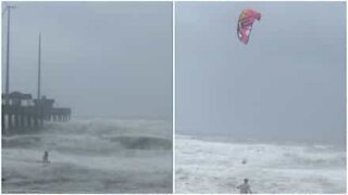 Pratica kitesurf grazie al vento dell'uragano Florence