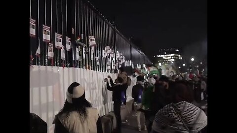 PRO-PALESTINIAN RIOTERS🇰🇼🏛️🏁🥷VANDALISE WHITE HOUSE GATES🇰🇼🏛️🏁🥷🐚💫