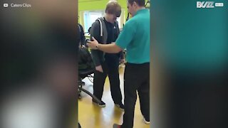 Pojke lär sig gå igen med hjälp av stolta sjukgymnaster
