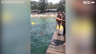 Cet homme fait une bombe dans la piscine et fait voler un ballon dans les airs