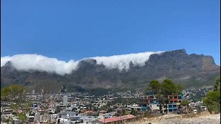 SOUTH AFRICA - Cape Town - Clouds roll over Table Mountain(Video) (Ymn)