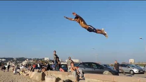 Impressionanti numeri di parkour sulla spiaggia