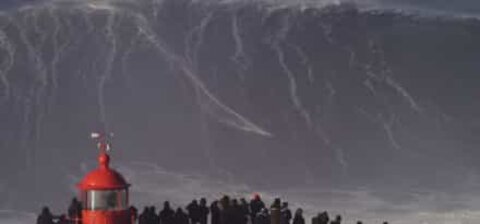 Sebastian Steudtner surfe une vague géante à Nazaré