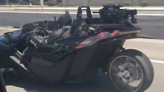 Batman aperçu au volant de sa Batmobile dans le Nevada