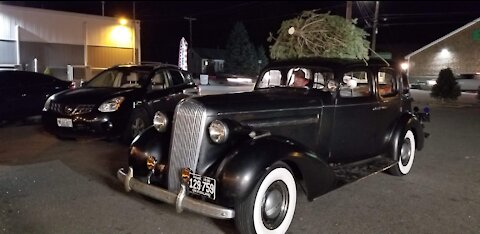 1936 Buick Model 60 Century. Checking out the Christmas lights (5A)