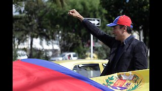 Concentración de venezolanos en el Consulado de Venezuela