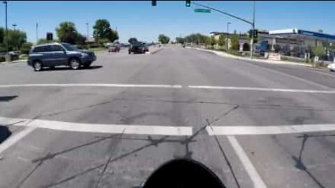 Arrepiante! Motociclista apanha susto valente em estrada nos EUA