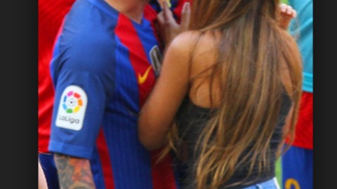Lionel Messi Kissing Antonella Roccuzzo
