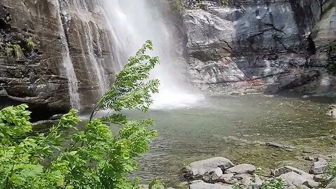 Ein alpiner Wasserfall im Tessiner Maggiatal (Schweiz) / An Alpine waterfall in Ticino, Switzerland
