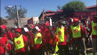 Protesters at Saftu march mock President Ramaphosa (9eF)