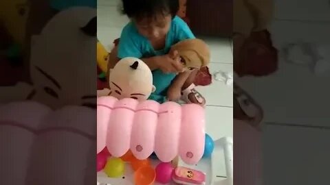 Anak-Anak Bermain Kereta Odong Odong Eskrim Boneka Seru