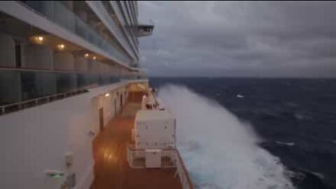 Pânico num cruzeiro: navio foi apanhado por um ciclone!