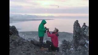 Pedido de casamento realizado em paisagem deslumbrante na Islândia