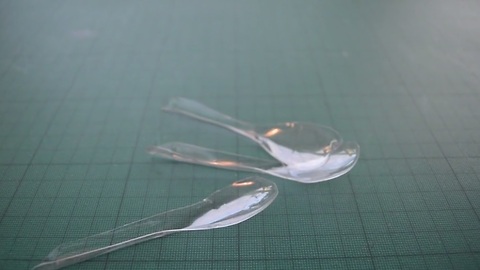 How to make an emergency spoon from a plastic bottle