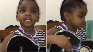 3-årig synger Broadway musical med sin storesøster