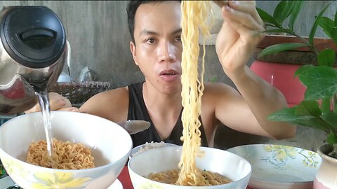 noodles, vegetables and eggs ASMR Mukbang