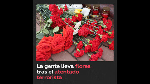 Llevan flores a las embajadas rusas de todo el mundo tras el atentado