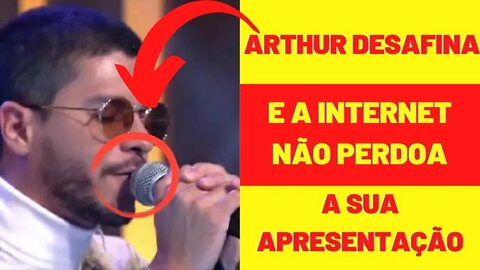 Arthur Aguiar desafina cantando música ao vivo e é criticado por expectadores do programa 'Encontro'