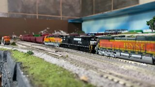 N Scale BNSF train races a CSX train