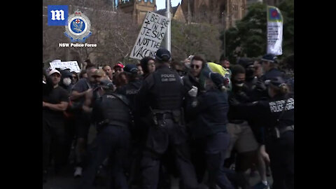 Australian anti-lockdown protestors violently clash with police