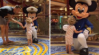 Heartwarming Moment Little Kid Gets To Meet Mickey Mouse
