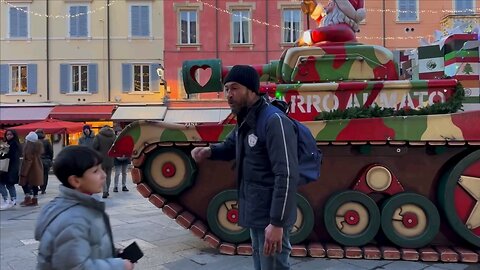 ITALIA, GUERRA: Carro Armato Babbo Natale, Modena Globalista Israele Terrorista