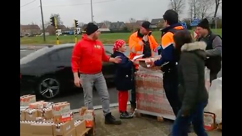 LIVE Boeren delen chocomelk uit _ Laarne Esso #vlaanderen #farmersprotest2024 #belgium 7.02.24