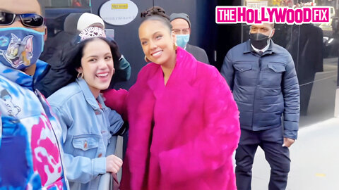 Alicia Keys Sings Autographs, Takes Pics & Is Super Nice To Fans During Her Appearance At GMA In NY