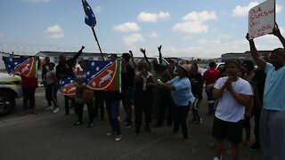 SOUTH AFRICA - Cape Town - Silversands and Mfuleni residents clash over school(Video) (GRr)
