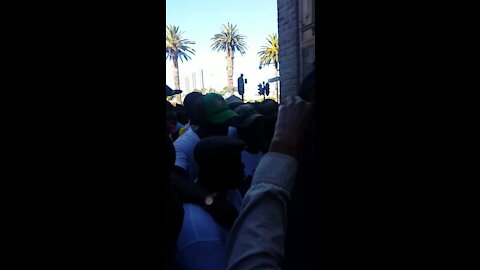 Cops hold back pro-Zuma students at #SONA2017 (M5m)