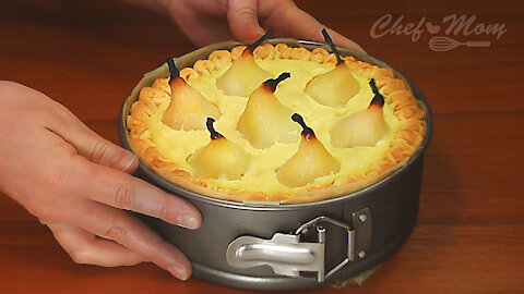 Pie with pears: Spicy pears in a delicate creamy vanilla cream