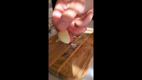 How to easy peel garlic