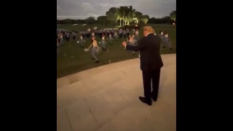 TRUMP❤️🇺🇸🥇🕺🎺DANCES ALONG WITH CHEERLEADERS IN FLORIDA💙🇺🇸💃🥁🏰⭐️