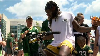 Hundreds of fans gather to watch first day of Green Bay Packers training camp