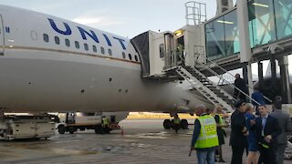 SOUTH AFRICA - Cape Town - First United Airlines nonstop flight from New York to Cape Town (Video) (ZLe)