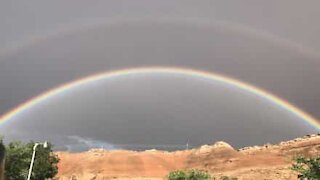 Un double arc-en-ciel laisse des campeurs béats