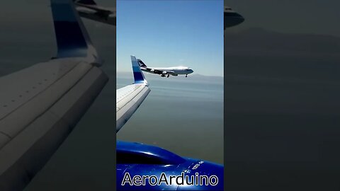 Amazing United Airlines #B757 Cathay Parallel Landing #Aviation #AeroArduino
